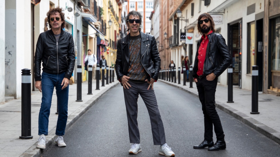De izquierda a derecha: Jes, Marc y Axel (Sidonie) posan en una calle de Madrid.