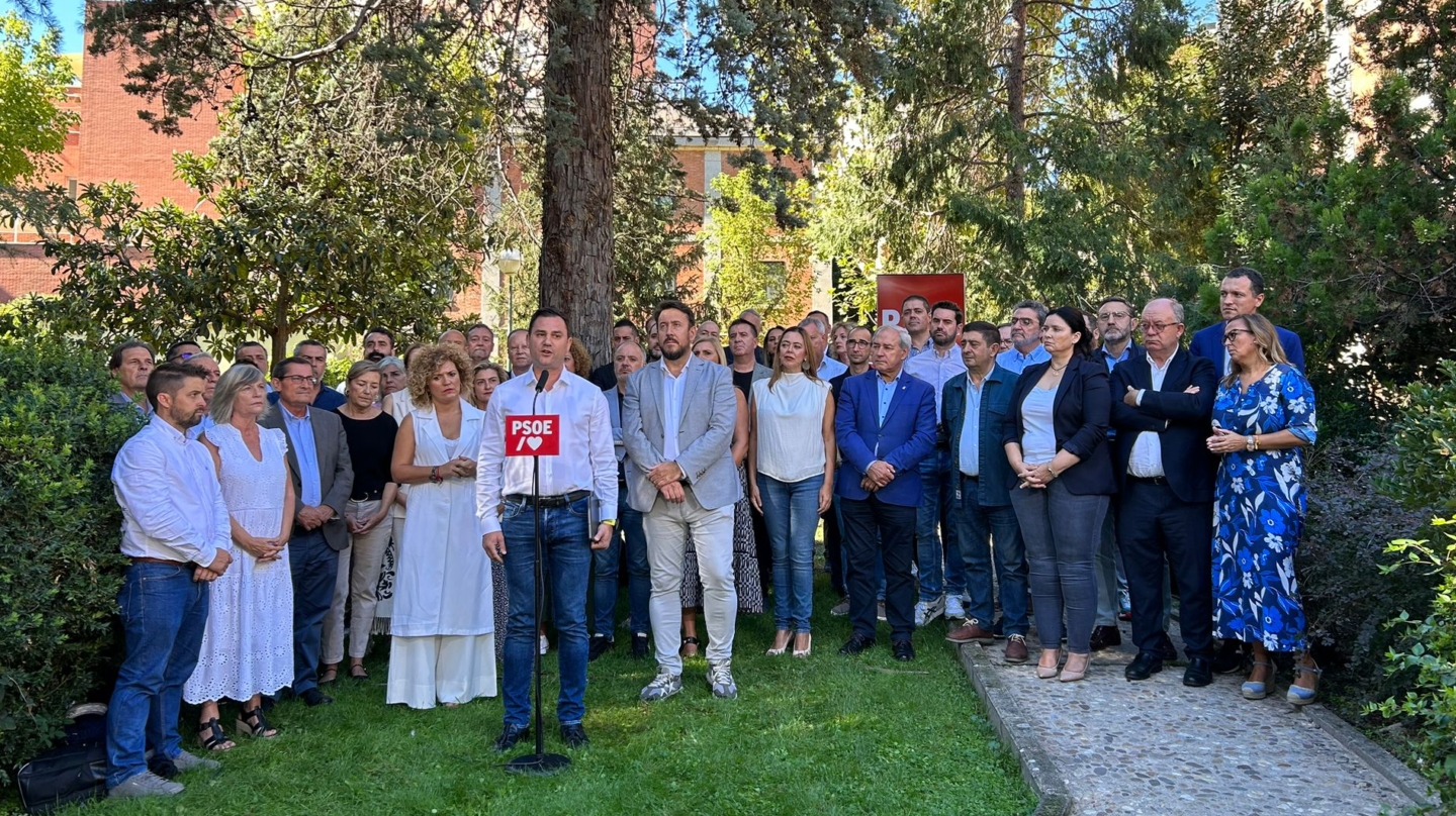 Javier Cendón, líder de los socialistas leoneses, durante el acto de apoyo de los secretarios provinciales del PSOE a Pedro Sánchez y a un Gobierno de "progreso y convivencia", en una imagen distribuida por Ferraz.