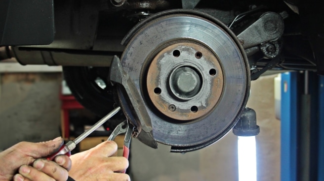 taller-mecánico-automóvil-pyme Una persona repara un automóvil.