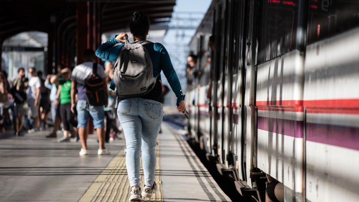 Viajeros en la Estación de Cercanías de Chamartín, en Madrid.