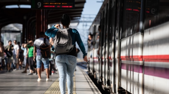 Transporte público Cercanías Viajeros en la Estación de Cercanías de Chamartín, en Madrid.