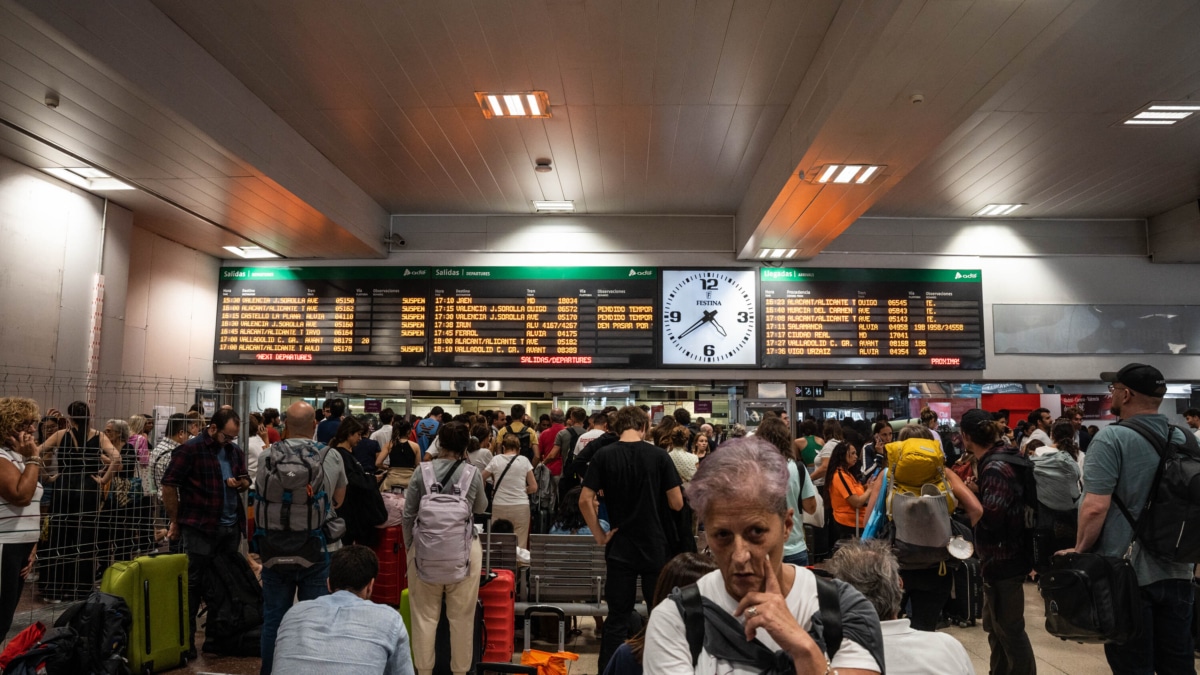 Varias personas dentro de las instalaciones de la estación del tren de Chamartín con motivo de la incidencia producida en un tren Alicante-Madrid Chamartín, en la estación de Chamartín