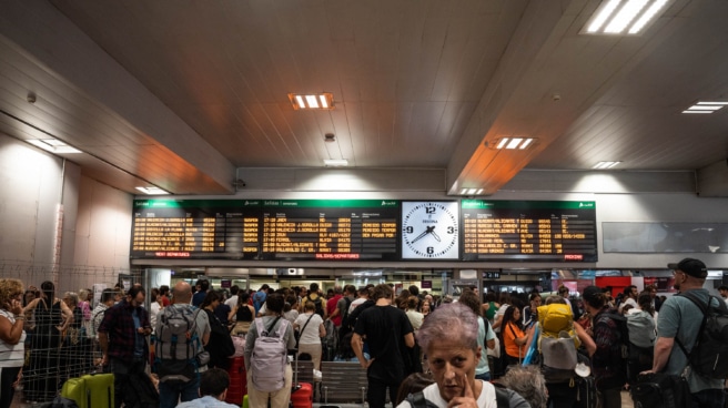 Varias personas dentro de las instalaciones de la estación del tren de Chamartín con motivo de la incidencia producida en un tren Alicante-Madrid Chamartín, en la estación de Chamartín