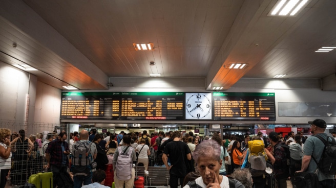 Una incidencia obliga a cortar la circulación de en la línea de alta velocidad Madrid-Barcelona Varias personas dentro de las instalaciones de la estación del tren de Chamartín con motivo de la incidencia producida en un tren Alicante-Madrid Chamartín, en la estación de Chamartín