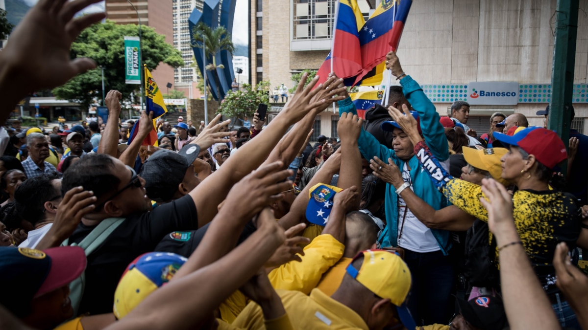 Un grupo de personas participan en la campaña de las primarias en Venezuela
