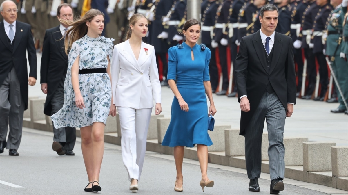 La reina Letizia, acompañada de sus hijas, la infanta Sofía, la princesa Leonor y el presidente del Gobierno, Pedro Sánchez.