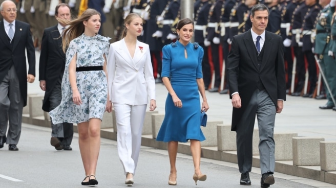 La reina Letizia, acompañada de sus hijas, la infanta Sofía, la princesa Leonor y el presidente del Gobierno, Pedro Sánchez. La reina Letizia, acompañada de sus hijas, la infanta Sofía, la princesa Leonor y el presidente del Gobierno, Pedro Sánchez.