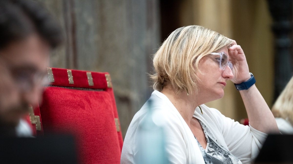 La vicepresidenta primera del Parlament en funciones de presidenta, Alba Vergés, durante una sesión plenaria en el Parlament de Catalunya, a 1 de junio de 2023