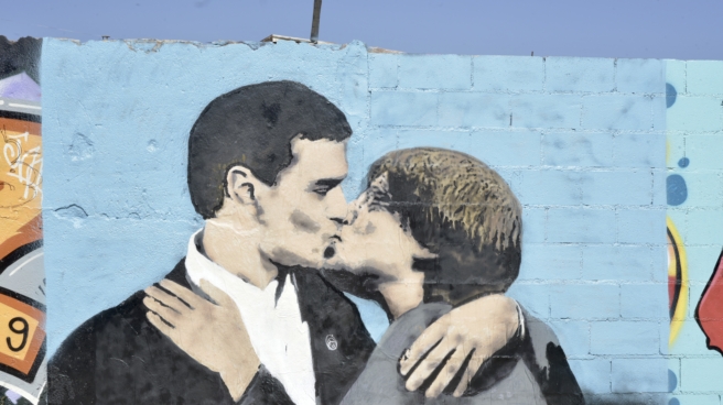 El Consell per la Repùblica nos puede resolver el problema Vista del la pintura del presidente español y candidato del PSOE a la reelección Pedro Sánchez y al expresidente de la Generalitat y eurodiputado de Junts, Carles Puigdemont, dándose un beso en el mural del artista urbano TVBoy, en la plaza de las Glòries