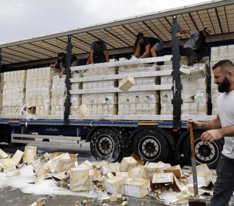 Decenas de viticultores franceses destrozan la carga de camiones españoles