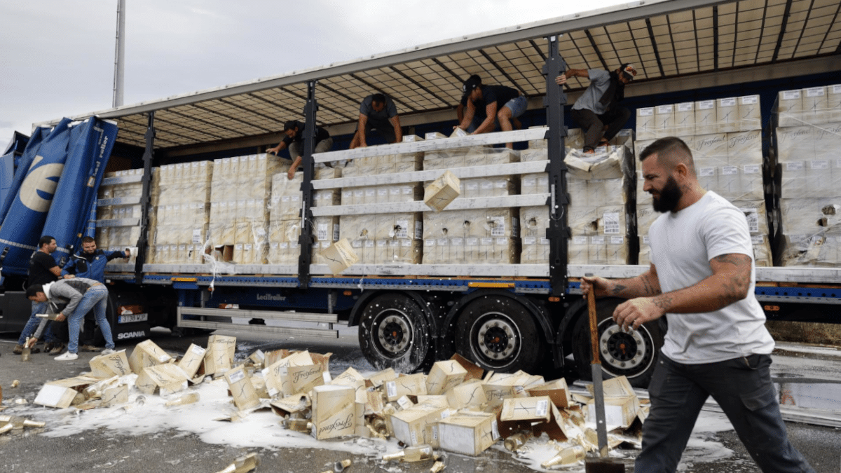 Un grupo de viticultores franceses saquea y destruye el cargamento de cava de un camión esta mañana en Le Bolou.