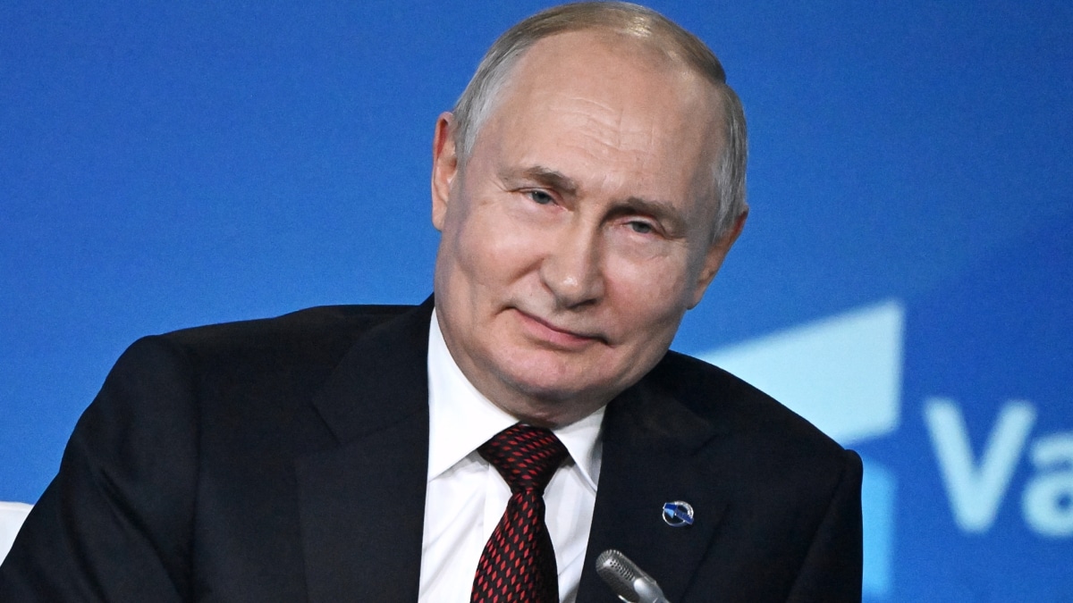 El presidente ruso Vladimir Putin asiste a una sesión plenaria como parte de la 20ª reunión anual del Club de Debate Valdai titulada "Multipolaridad justa: Cómo garantizar la seguridad y el desarrollo para todos"