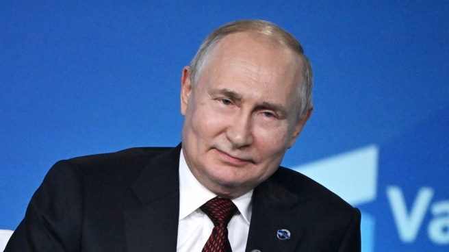 Putin insinúa que la aeronave de Prigozhin se estrelló por presencia de estupefacientes entre sus ocupantes El presidente ruso Vladimir Putin asiste a una sesión plenaria como parte de la 20ª reunión anual del Club de Debate Valdai titulada "Multipolaridad justa: Cómo garantizar la seguridad y el desarrollo para todos"