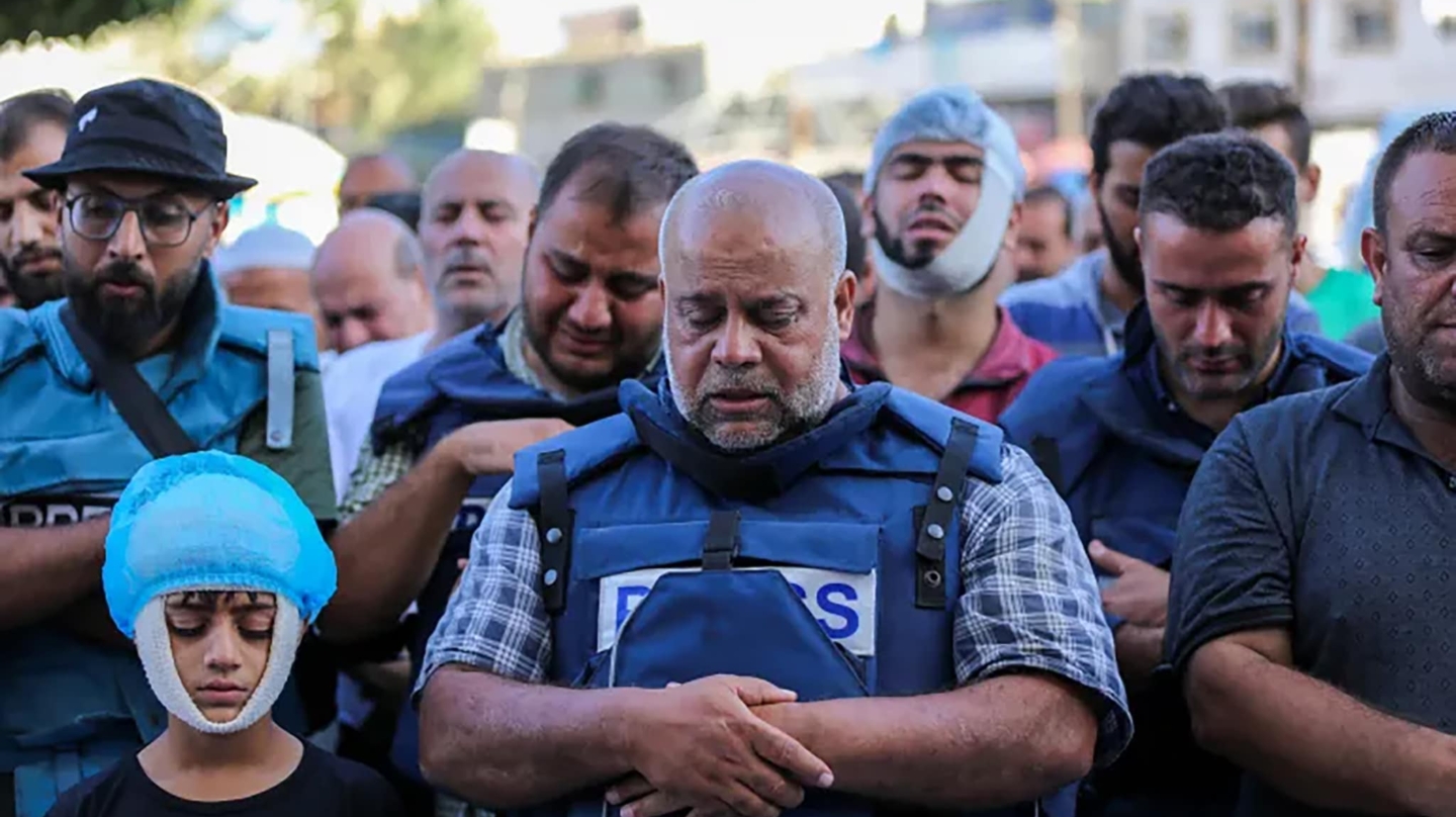 Wael Dahduh, periodista de Al Yazira, durante el entierro de su familia en Gaza.