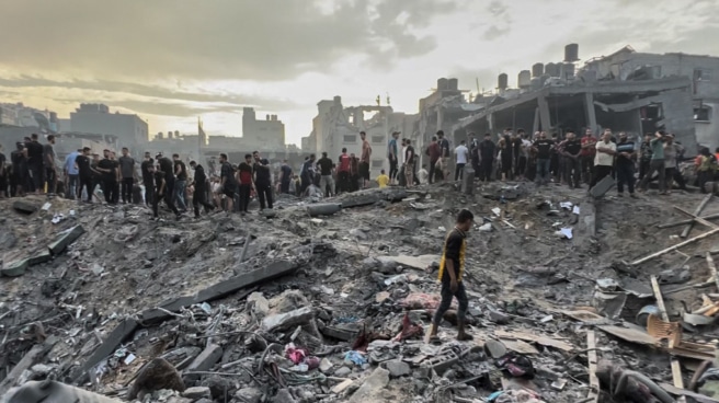 Un bombardeo israelí en un campo de refugiados deja cientos de muertos y heridos Jabalia: Una captura de pantalla de un vídeo muestra a palestinos buscando supervivientes tras un ataque aéreo israelí