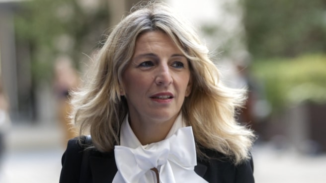¿Dónde va a ir Yolanda que más valga? La vicepresidenta segunda del Gobierno y ministra de Trabajo y Economía Social en funciones, Yolanda Díaz, a su llegada a la jornada inaugural de la conferencia de alto nivel El Pilar Europeo de los Derechos Sociales y las nuevas políticas activas de empleo que se celebra en Barcelona en el marco de la presidencia española de la UE.