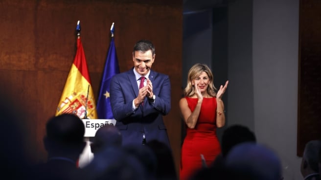 Yolanda y Pedro escriben su carta a los Reyes Magos La líder de Sumar y ministra de Trabajo en funciones, Yolanda Díaz (d), y el presidente del Gobierno en funciones y líder del PSOE, Pedro Sánchez (i), durante una rueda de prensa ofrecida para informar sobre el acuerdo para formar Gobierno en Madrid, este martes.