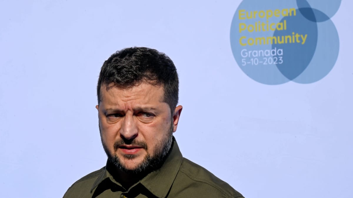 El presidente de ucrania, Volodímir Zelenski , realiza declaraciones a su llegada a la reunión de la comunidad Política Europea que se celebra en Granada en el marco de la Presidencia española del Consejo de la UE, este jueves. El presidente del Gobierno en funciones, Pedro Sánchez, actúa como anfitrión en la tercera reunión de la Comunidad Política Europea en la que hará una cerrada defensa del multilateralismo como vía para afrontar retos ante los que considera que todo el continente debe asumir un papel de liderazgo.