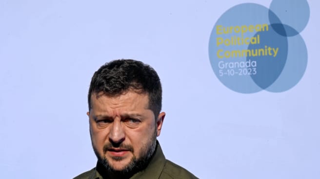 El Rey se reunirá con Zelenski en la reunión de la Comunidad Política Europea, antes de la cena en la Alhambra El presidente de ucrania, Volodímir Zelenski , realiza declaraciones a su llegada a la reunión de la comunidad Política Europea que se celebra en Granada en el marco de la Presidencia española del Consejo de la UE, este jueves. El presidente del Gobierno en funciones, Pedro Sánchez, actúa como anfitrión en la tercera reunión de la Comunidad Política Europea en la que hará una cerrada defensa del multilateralismo como vía para afrontar retos ante los que considera que todo el continente debe asumir un papel de liderazgo.