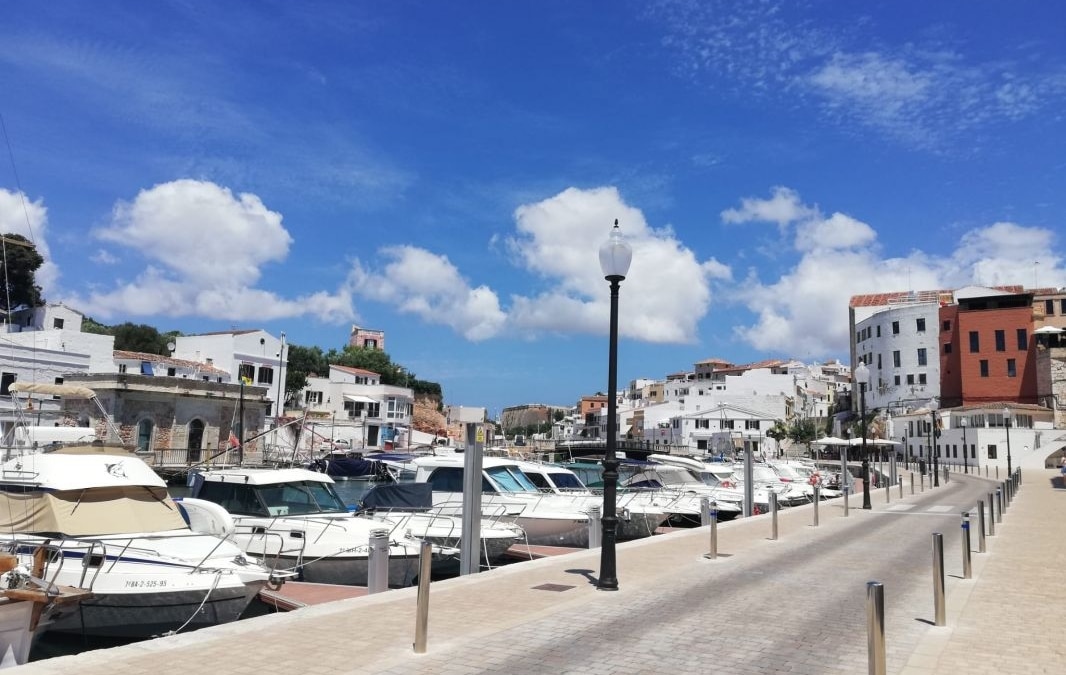 Localizan 50 fardos de droga flotando en el mar cerca Ciutadella