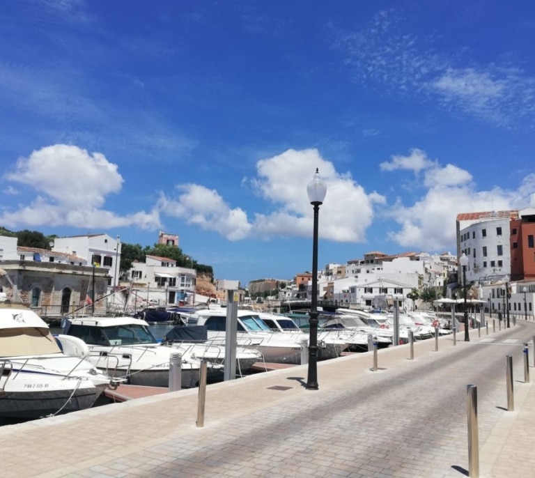 Localizan 50 fardos de droga flotando en el mar cerca Ciutadella