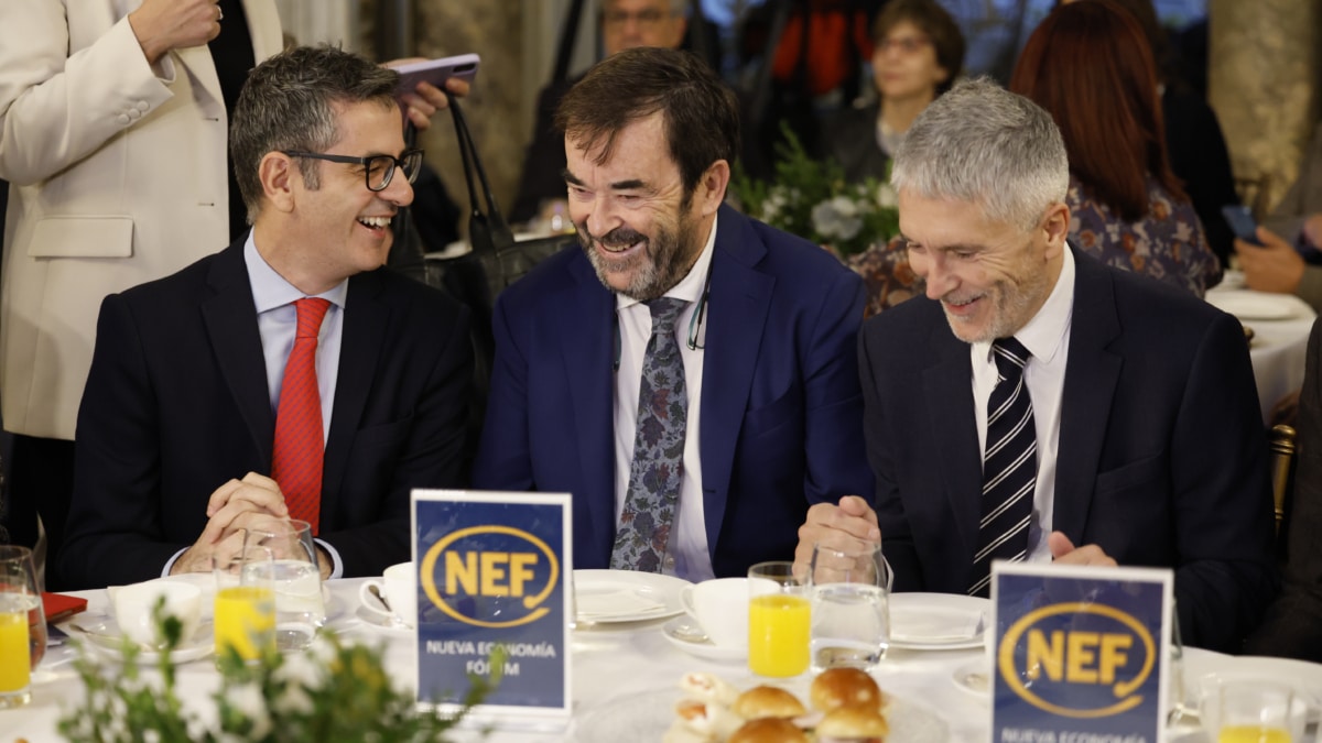 El ministro de la Presidencia, Justicia y Relaciones con las Cortes, Félix Bolaños; el presidente del Consejo General del Poder Judicial (CGPJ), Vicente Guilarte, y el responsable de Interior, Fernando Grande-Marlaska, conversan durante su asistencia al desayuno informativo de Nueva Economía Fórum