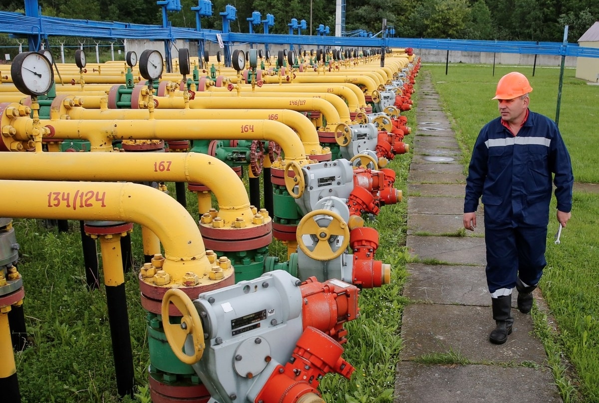 Fotografía de archivo fechada el 28 de mayo de 2015 que muestra a un trabajador comprobando el equipo en el almacenamiento de gas de Dashava, cerca de la ciudad ucraniana occidental de Stryi