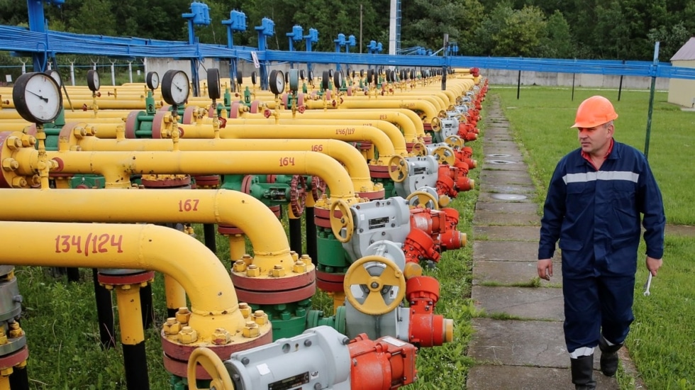 Fotografía de archivo fechada el 28 de mayo de 2015 que muestra a un trabajador comprobando el equipo en el almacenamiento de gas de Dashava, cerca de la ciudad ucraniana occidental de Stryi