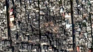 El ataque aéreo contra el campamento de Yabalia en Gaza, visto por satélite