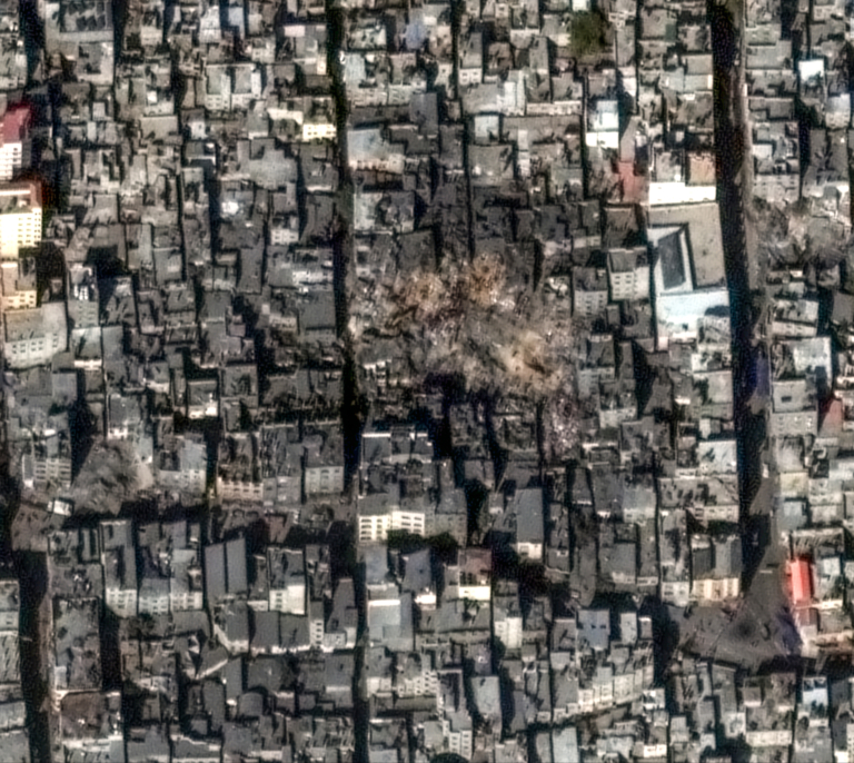 El ataque aéreo contra el campamento de Yabalia en Gaza, visto por satélite