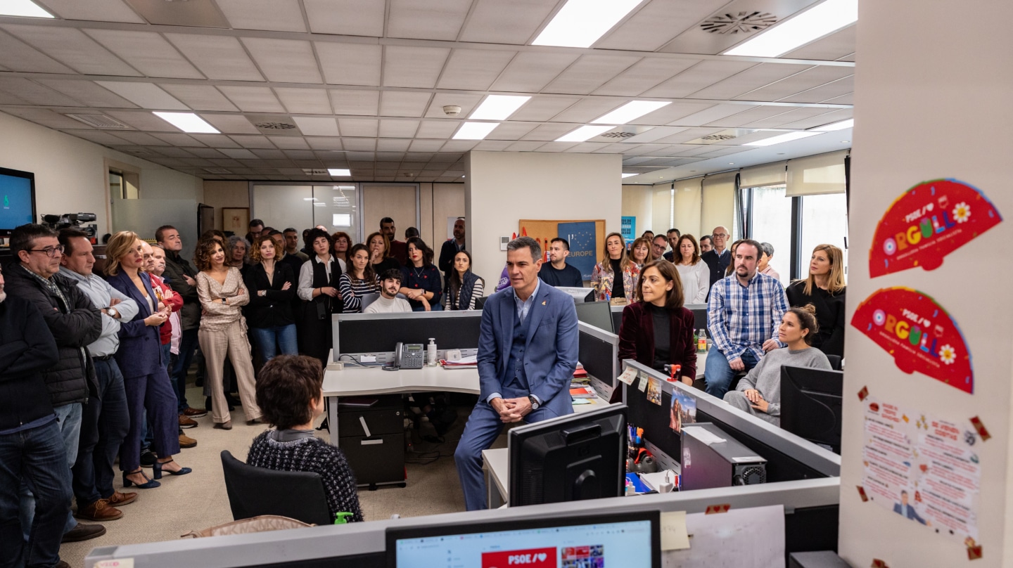 MADRID, 08/11/2023.-El secretario general del PSOE y presidente del gobierno en funciones, Pedro Sánchez, ha mantenido una reunión con las trabajadoras y trabajadores del PSOE en la sede de Ferraz este miércoles. El secretario general les ha mostrado su indignación ante la violencia que se está utilizando para intimidar al Partido Socialista y ha asegurado que no conseguirán amedrentar a los socialistas. EFE/PSOE***SOLO USO EDITORIAL/SOLO DISPONIBLE PARA ILUSTRAR LA NOTICIA QUE ACOMPAÑA (CRÉDITO OBLIGATORIO)***