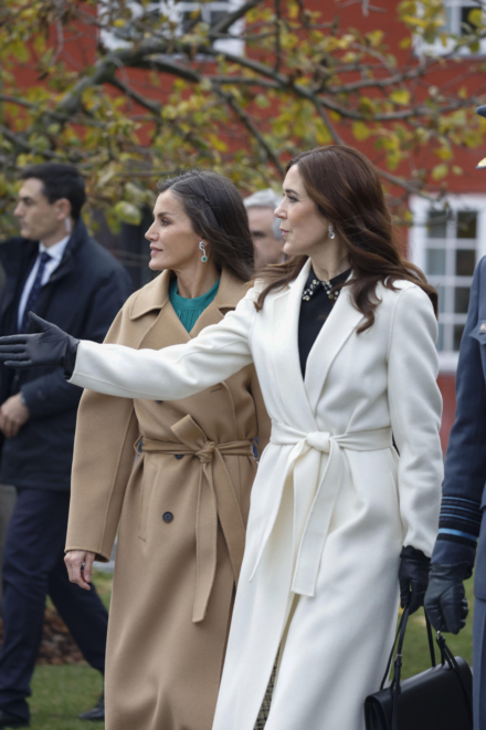 La princesa Mary de Dinamarca ha estado en todo momento pendiente de la mujer de don Felipe, mostrándole algunos detalles del recorrido por Copenhague