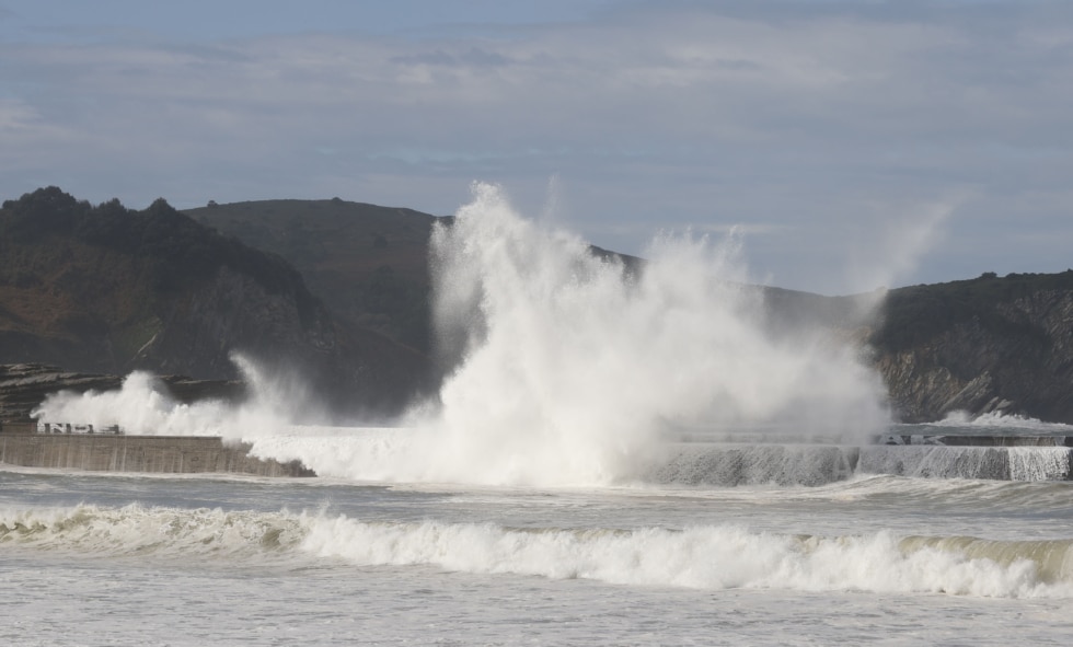 Las olas rompen en la localidad vizcaína de Plentzia, como consecuencia de la nueva borrasca 'Domingos' con precipitaciones y, sobre todo, viento intenso y temporal marítimo, unos fenómenos que han vuelto a poner en alerta a toda la península y, en especial, a los litorales gallego y cantábrico que están en aviso rojo por riesgo extremo.