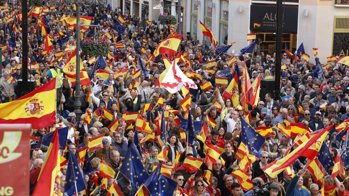 Miles de personas asisten en Zaragoza a la manifestación convocada por el PP contra la amnistía a los independentistas catalanes.
