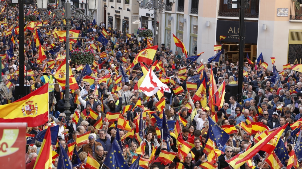 Miles de personas asisten en Zaragoza a la manifestación convocada por el PP contra la amnistía a los independentistas catalanes.