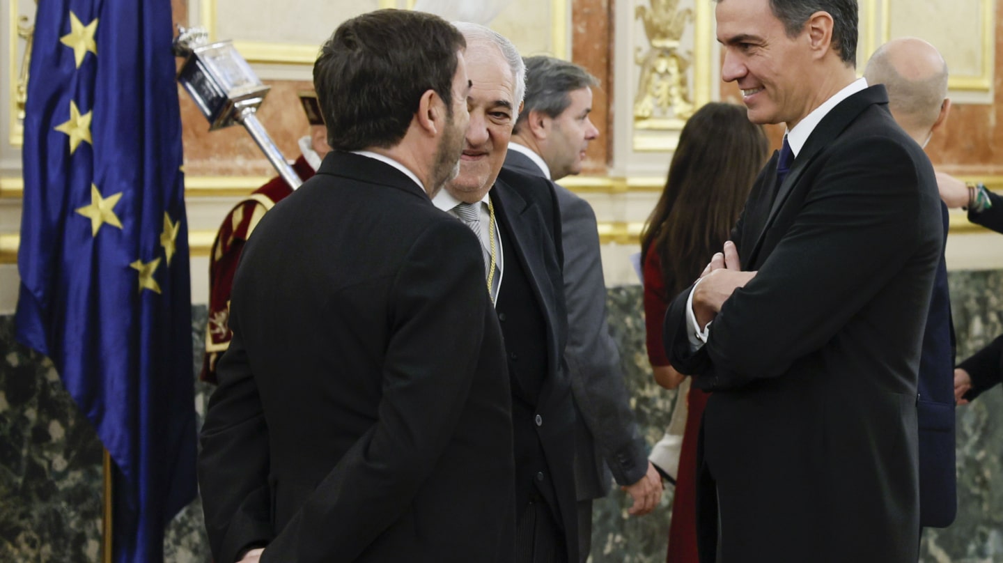 MADRID, 31/10/2023.- El presidente del Gobierno en funciones, Pedro Sánchez (d), conversa con el presidente del Tribunal Constitucional, Cándido Conde-Pumpido (c), y el presidente del Consejo General del Poder Judicial (CGPJ), Vicente Guilarte (i), al término de la ceremonia de jura de la Constitución de Leonor de Borbón en el día de su 18 cumpleaños, un acto celebrado este martes en el Congreso de los Diputados que representa el hito más importante de su trayectoria institucional y pavimenta el camino para que algún día se convierta en reina. EFE/ Ballesteros POOL