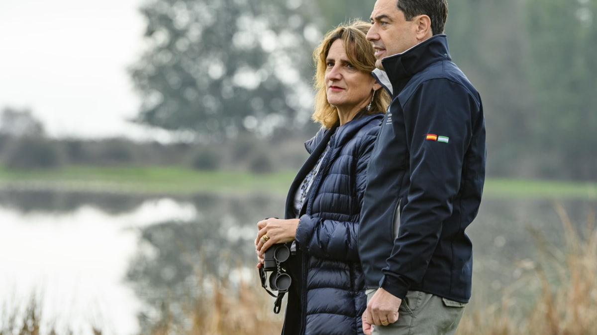 El presidente andaluz, Juanma Moreno y la vicepresidenta tercera del Gobierno y ministra para la Transición Ecológica y el Reto Demográfico, Teresa Ribera, durante su visita a las Marismas del Rocío en el Parque Nacional de Doñana.