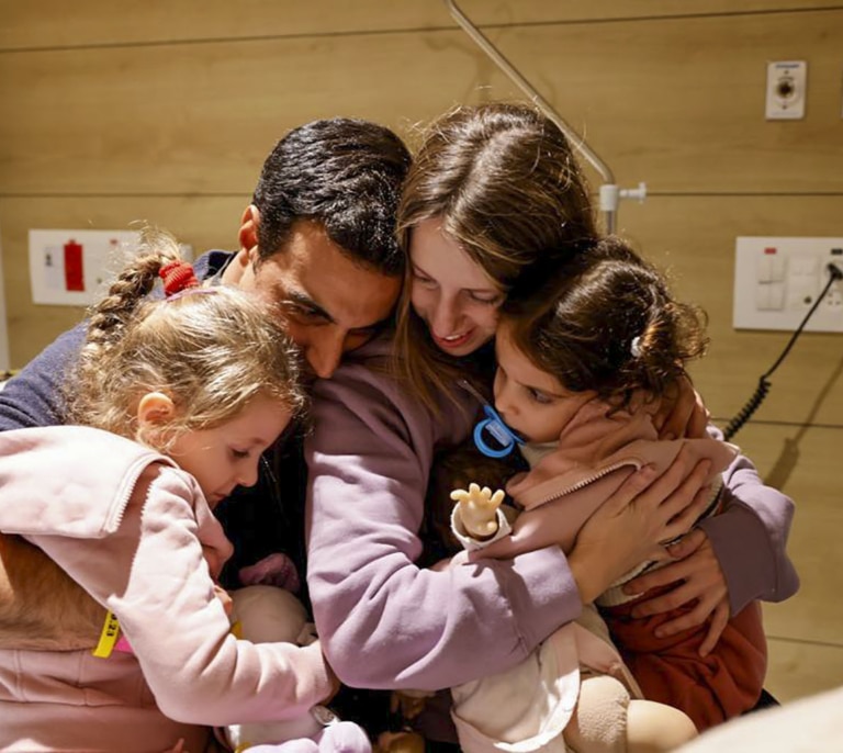 Quiénes son los primeros rehenes israelíes liberados por Hamás durante la tregua