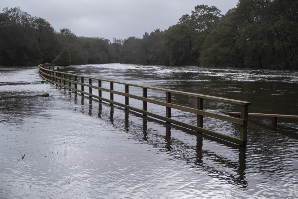 Fotografía de la crecida del río Xallas este sábado, en el entorno del puente de Brandomil (Galicia).