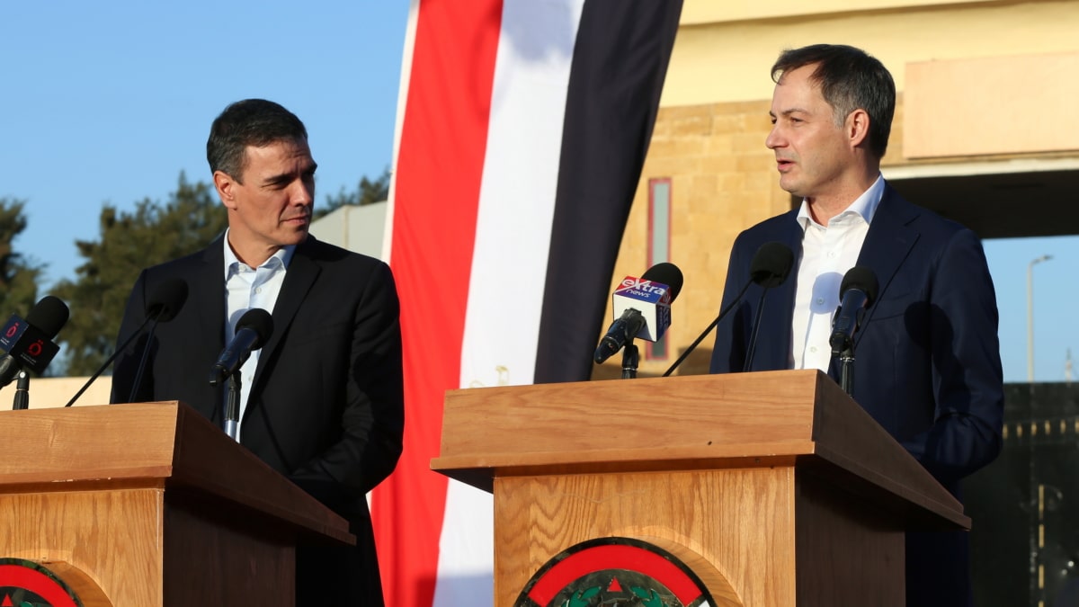 Rafah (Egypt), 24/11/2023.- Spanish Prime Minister Pedro Sanchez (L) and Belgium's Prime Minister Alexander De Croo (R) attend a press conference at Rafah border crossing to the Gaza Strip, Egypt, 24 November 2023. Sanchez and Belgian Prime Minister De Croo arrived in Cairo after visiting Jerusalem and Ramallah a day earlier amid the ongoing Israel-Hamas conflict. Thousands of Israelis and Palestinians have died since the militant group Hamas launched an unprecedented attack on Israel from the Gaza Strip on 07 October 2023 and the Israeli strikes on the Palestinian enclave that followed it. (Bélgica, Egipto, España, Jerusalén, Ramala) EFE/EPA/STR