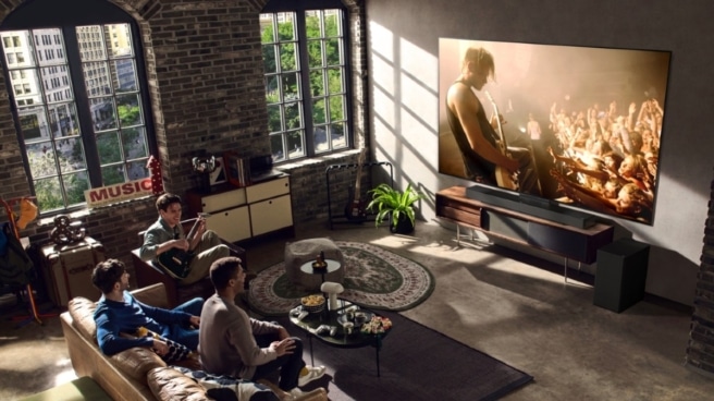 2023 LG Sound Bar_ SC9 LG OLED evo C3 Lifestyle Image_2(2) Grupo de amigos disfrutando de LG Sound Bar