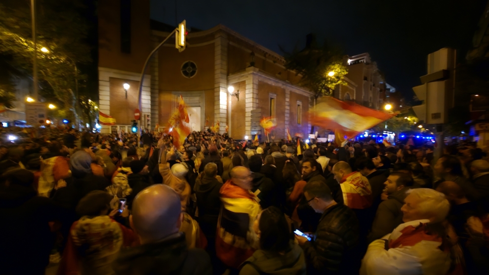 La manifestación más masiva frente a Ferraz se ha visto enturbiada por los radicales.