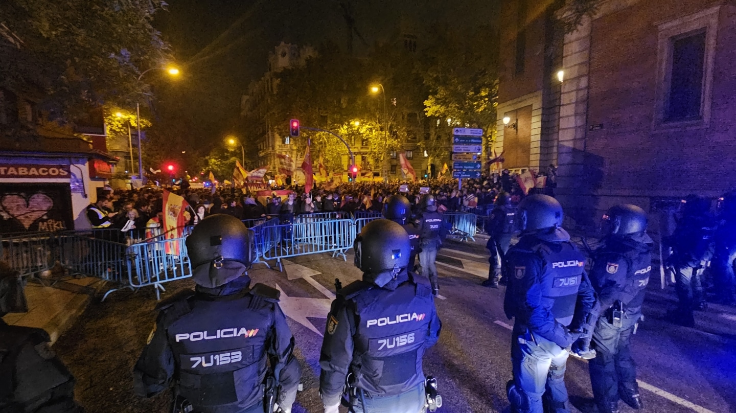 Los antidisturbios frente a los manifestantes en Ferraz.