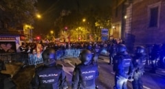 Los ultras rompen la protesta más masiva contra la amnistía y Ferraz vive una nueva noche de violencia