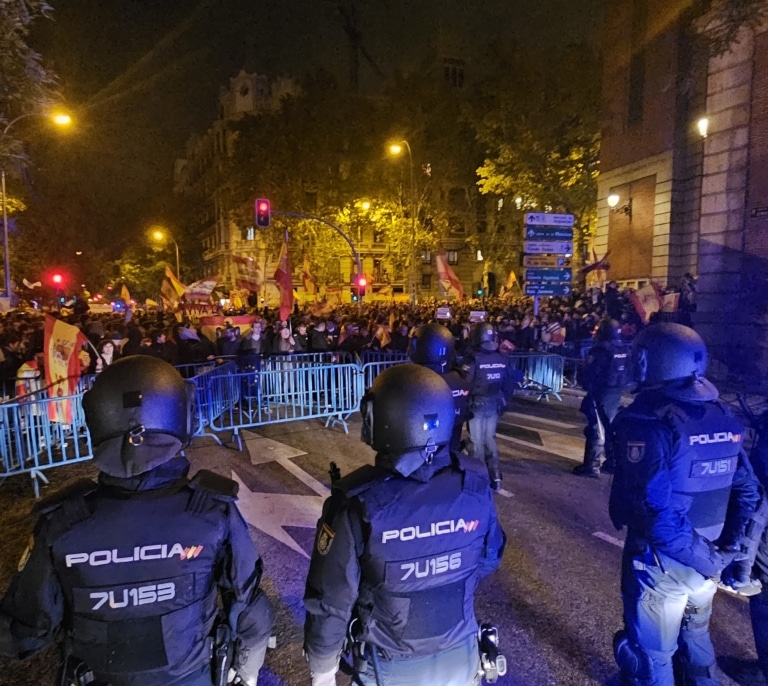 Los ultras rompen la protesta más masiva contra la amnistía y Ferraz vive una nueva noche de violencia