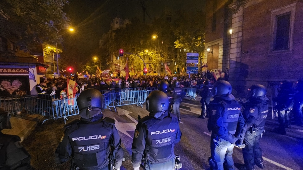 Los antidisturbios frente a los manifestantes en Ferraz.