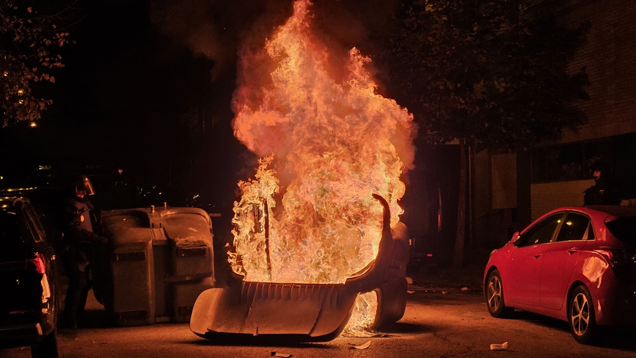 Contenedor ardiendo en la calle del Buen Suceso, junto a Ferraz.