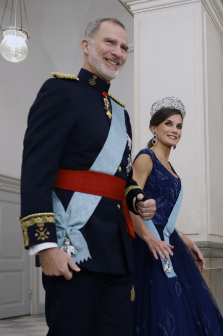 Los Reyes a su entrada en el palacio de Christiansborg en Copenhague, durante su visita de Estado a Dinamarca