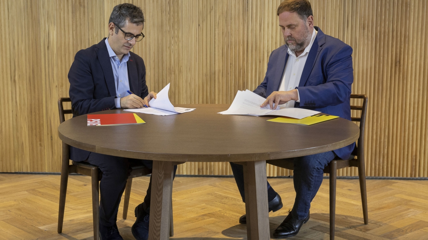 BARCELONA, 02/11/2023.- El ministro de la Presidencia y miembro de la Comisión Ejecutiva Federal y de la comisión negociadora del PSOE, Félix Bolaños (i), y el presidente de ERC, Oriol Junqueras, en una reunión para sellar un acuerdo que garantiza el apoyo de los republicanos a la investidura de Pedro Sánchez este jueves en Barcelona. Así lo han confirmado ambos partidos en un comunicado conjunto, en el que explican que Bolaños y Junqueras han mantenido una reunión en Barcelona este jueves, en la que han suscrito el acuerdo al que han llegado ambas formaciones políticas. EFE/ Jordi Play PSC SOLO USO EDITORIAL SOLO DISPONIBLE PARA ILUSTRAR LA NOTICIA QUE ACOMPAÑA (CRÉDITO OBLIGATORIO)