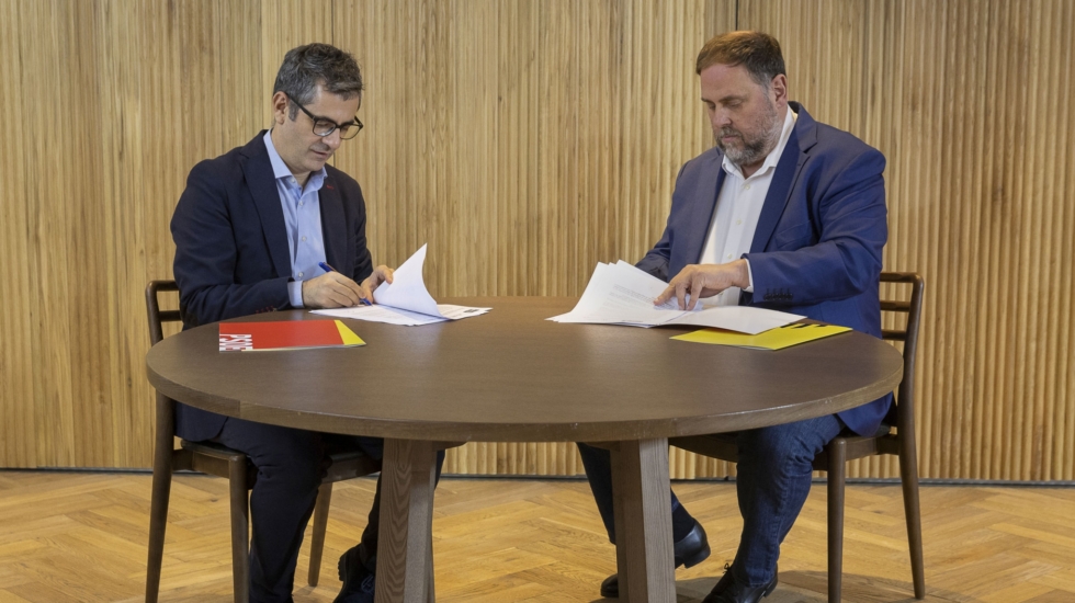 BARCELONA, 02/11/2023.- El ministro de la Presidencia y miembro de la Comisión Ejecutiva Federal y de la comisión negociadora del PSOE, Félix Bolaños (i), y el presidente de ERC, Oriol Junqueras, en una reunión para sellar un acuerdo que garantiza el apoyo de los republicanos a la investidura de Pedro Sánchez este jueves en Barcelona. Así lo han confirmado ambos partidos en un comunicado conjunto, en el que explican que Bolaños y Junqueras han mantenido una reunión en Barcelona este jueves, en la que han suscrito el acuerdo al que han llegado ambas formaciones políticas. EFE/ Jordi Play PSC SOLO USO EDITORIAL SOLO DISPONIBLE PARA ILUSTRAR LA NOTICIA QUE ACOMPAÑA (CRÉDITO OBLIGATORIO)